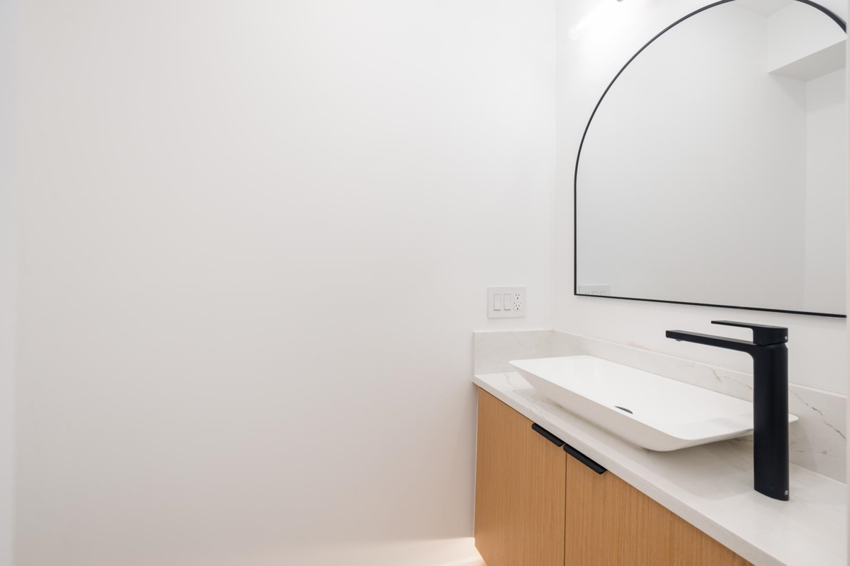 Kitchen Photo of 265 W 6th Street, North Vancouver, BC