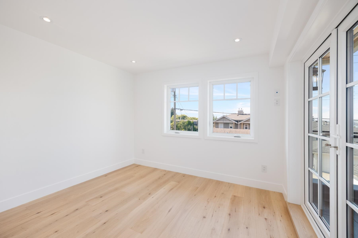 Walk-In Closet Photo of 265 W 6th Street, North Vancouver, BC