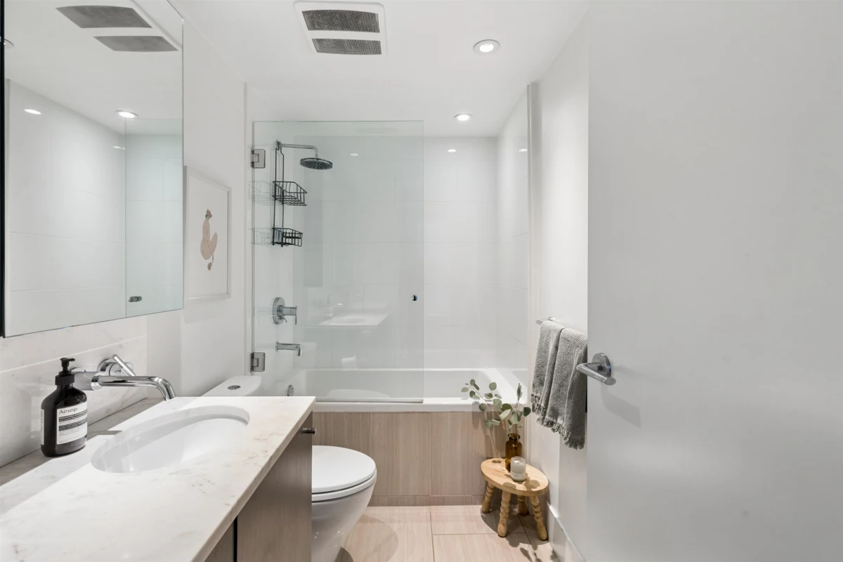 Entry Foyer Photo of 303 150 W 15th Street, North Vancouver, BC