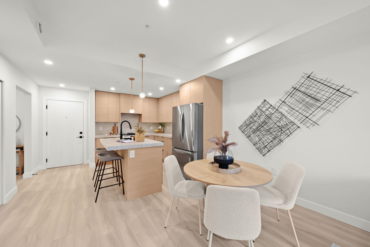 Dining Area Photo of 106 15353 17 Avenue, Surrey, BC
