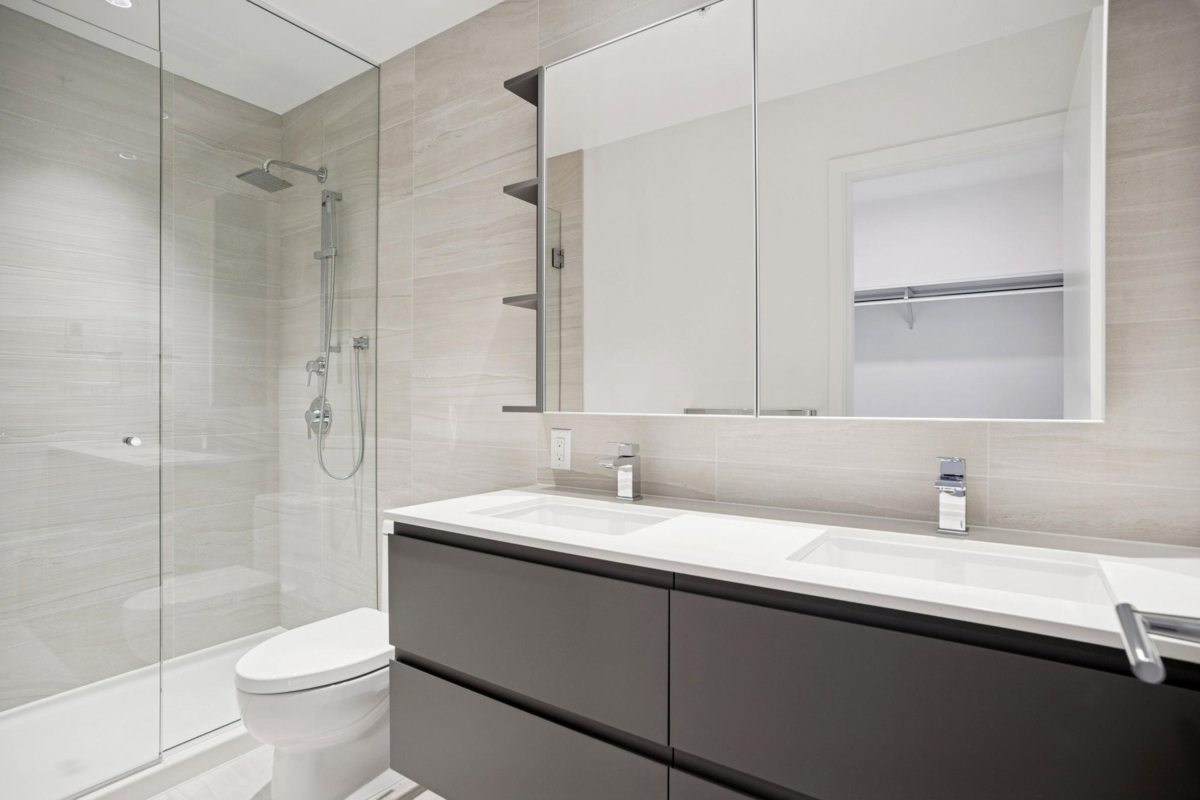 Primary Bathroom Photo of 553 6500 Minoru Boulevard, Richmond, BC