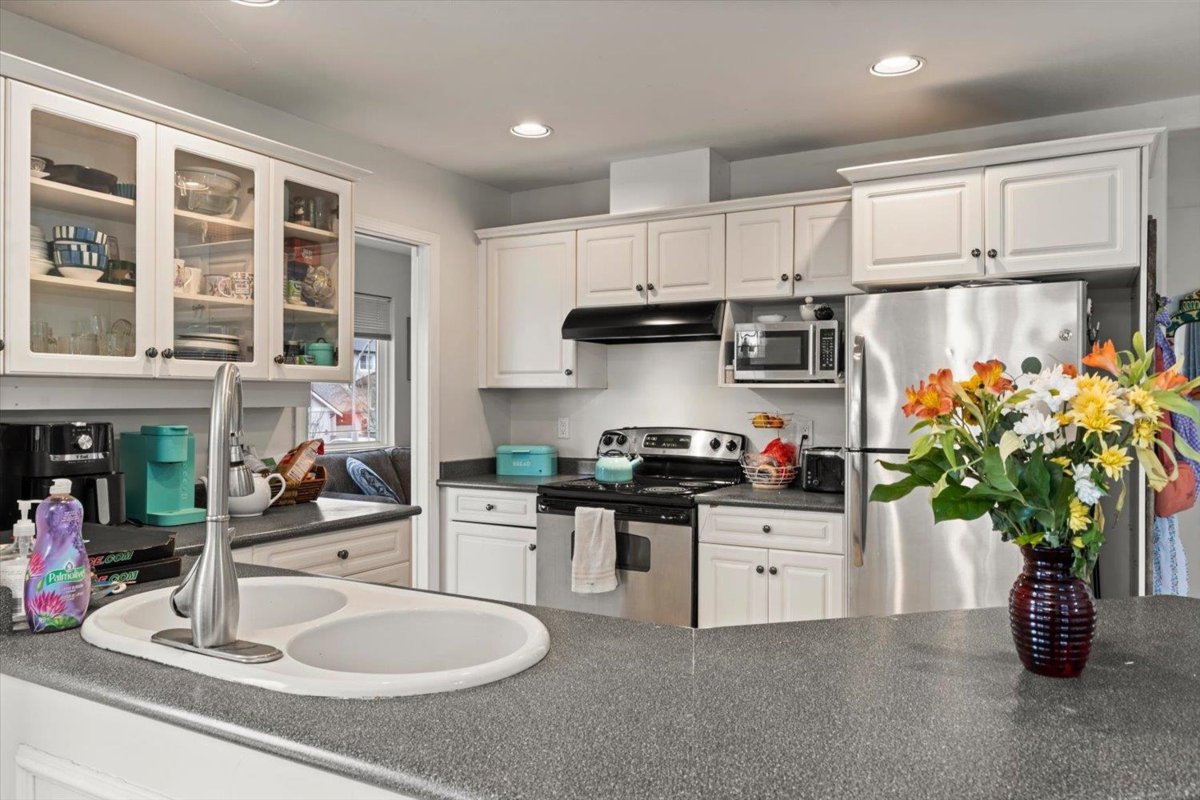 Kitchen Island Photo of 5635 Viewpoint Place, Chilliwack, BC