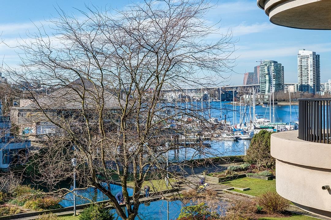 Dining Area Photo of 413 525 Wheelhouse Square, Vancouver, BC