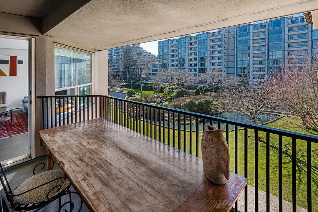 Kitchen Island Photo of 413 525 Wheelhouse Square, Vancouver, BC