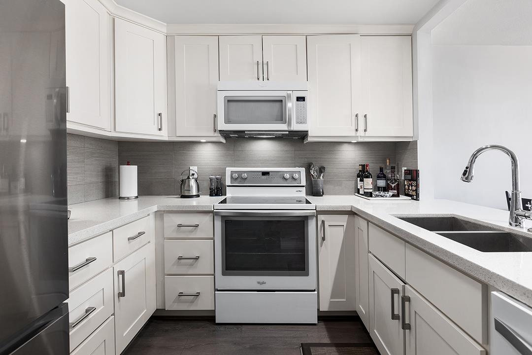 Walk-In Closet Photo of 413 525 Wheelhouse Square, Vancouver, BC