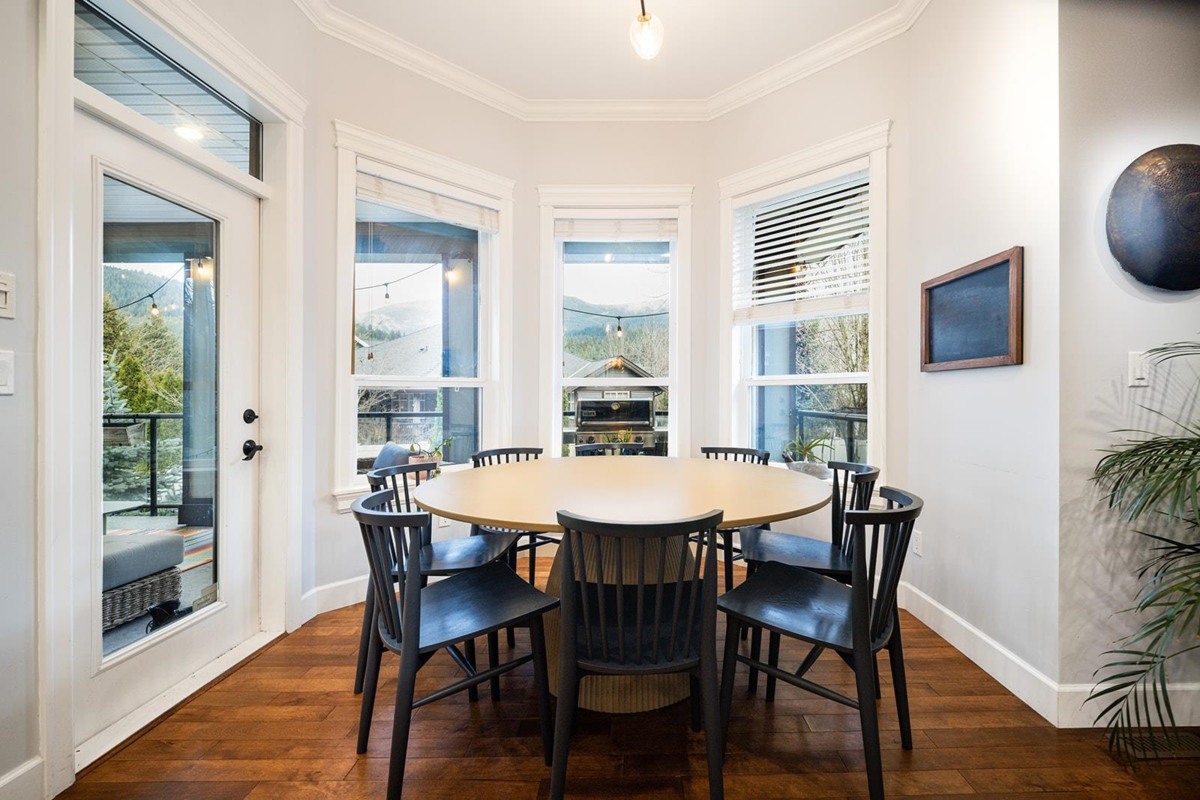 Breakfast Nook Photo of 1031 Jay Crescent, Squamish, BC