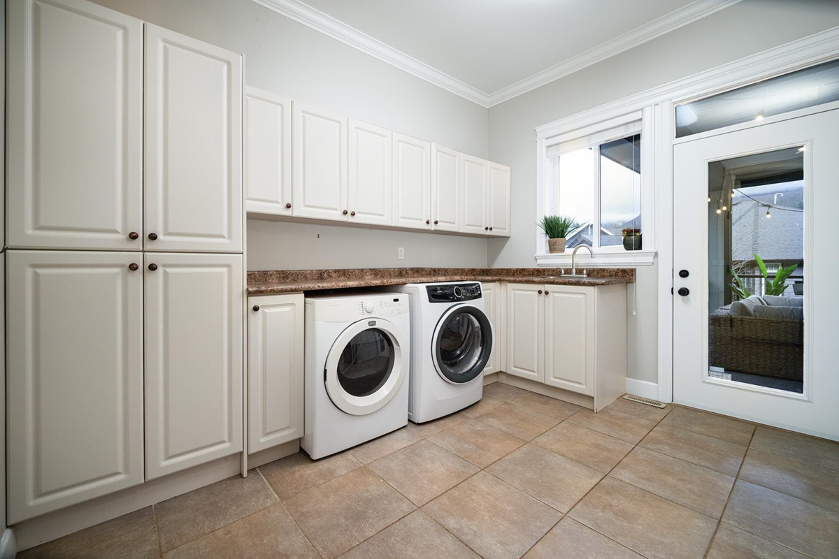 Outdoor Kitchen Photo of 1031 Jay Crescent, Squamish, BC