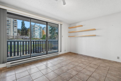 Kitchen Island Photo of 1465 Clyde Avenue, West Vancouver, BC
