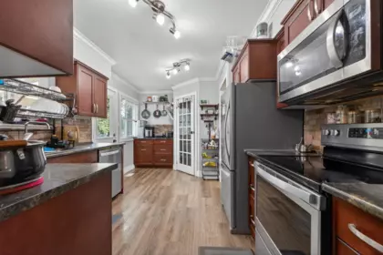 Kitchen Island Photo of 2924 Old Clayburn Road, Abbotsford, BC