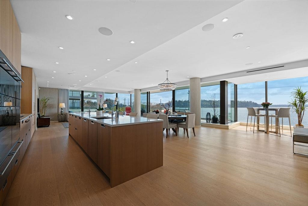 Living Room Photo of 304 1355 Bellevue Avenue, West Vancouver, BC