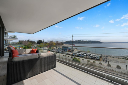 Kitchen Island Photo of 304 1355 Bellevue Avenue, West Vancouver, BC