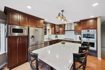 Kitchen Island Photo of 19066 63b Avenue, Surrey, BC