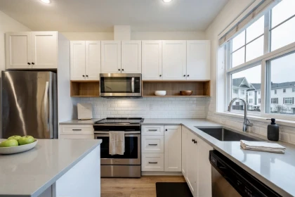 Kitchen Island Photo of 85 27735 Roundhouse Drive, Abbotsford, BC