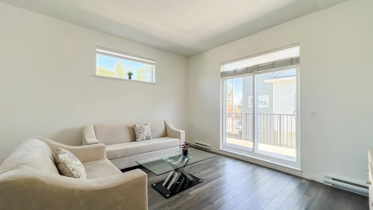 Dining Area Photo of 1 15487 99a Avenue, Surrey, BC