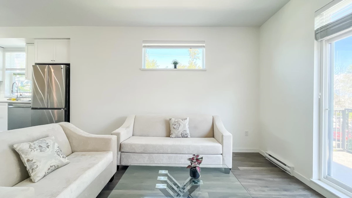 Family Room Photo of 1 15487 99a Avenue, Surrey, BC