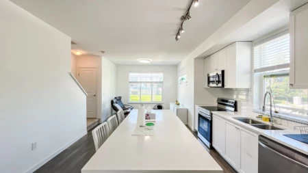 Kitchen Photo of 1 15487 99a Avenue, Surrey, BC