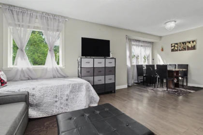 Kitchen Photo of 101 13915 72 Avenue, Surrey, BC