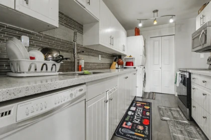 Primary Bathroom Photo of 101 13915 72 Avenue, Surrey, BC
