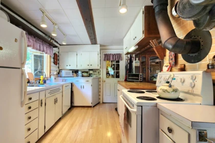 Kitchen Island Photo of 7385 Gun Lake Road, Cadreb Other, BC