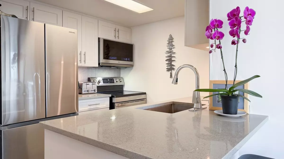 Dining Area Photo of 807 838 Agnes Street, New Westminster, BC
