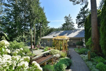Mudroom Photo of 5388 Sans Souci Road, Halfmoon Bay, BC