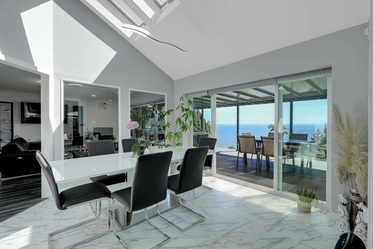 Dining Area Photo of 7811 Redrooffs Road, Halfmoon Bay, BC