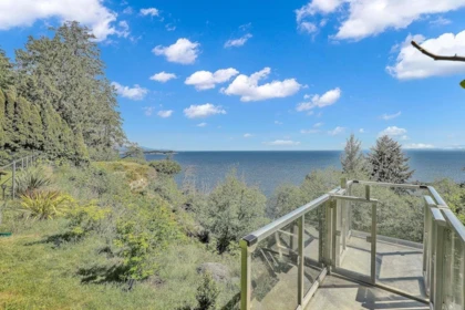 Garden / Landscaping Photo of 7811 Redrooffs Road, Halfmoon Bay, BC