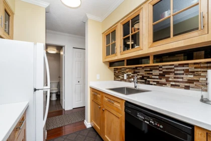 Kitchen Island Photo of 605 1026 Queens Avenue, New Westminster, BC