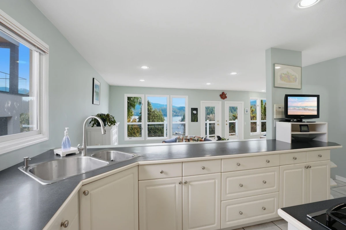 Dining Area Photo of 2341 Caledonia Avenue, North Vancouver, BC