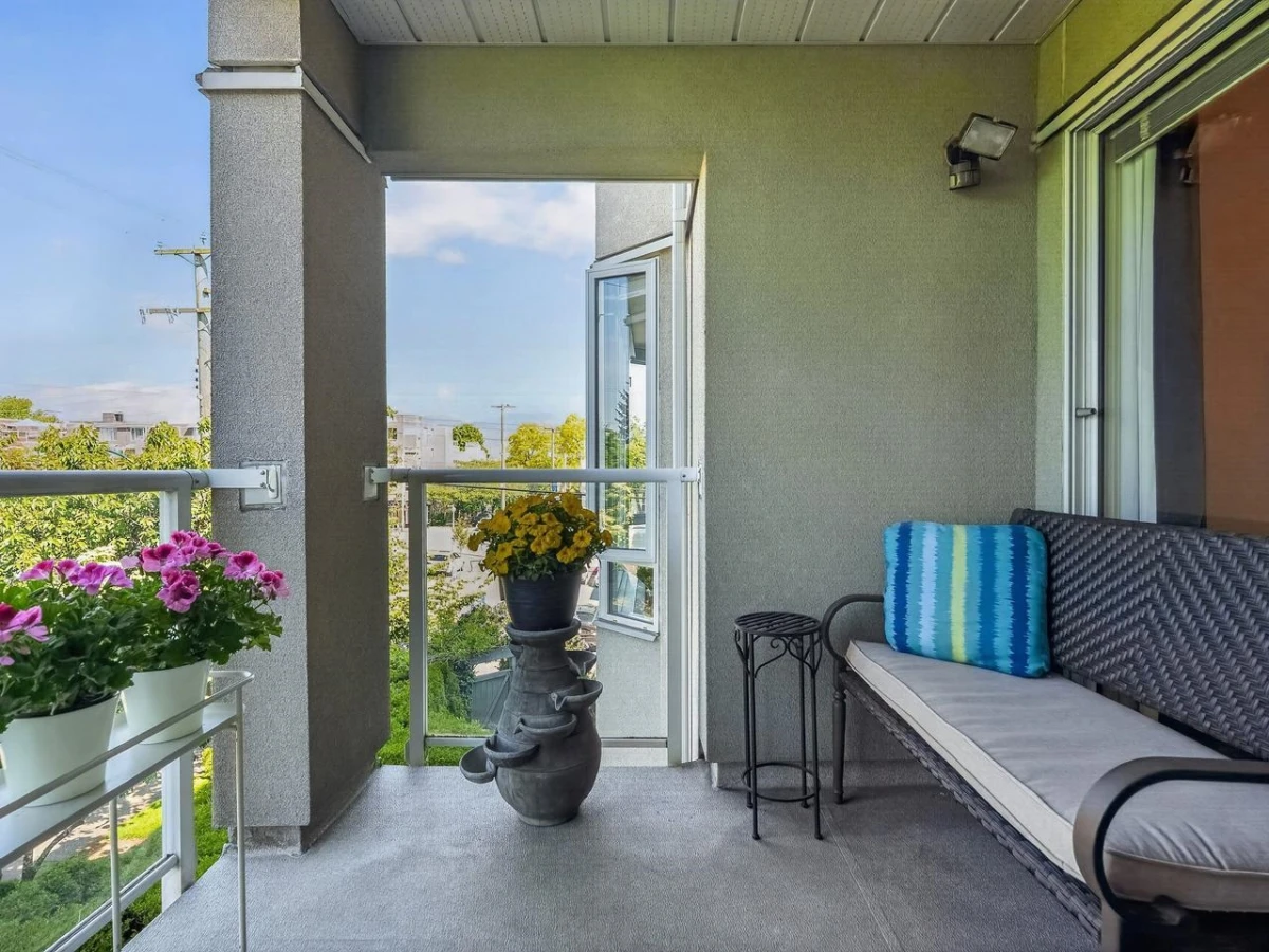 Dining Area Photo of 305 2195 W 5th Avenue, Vancouver, BC