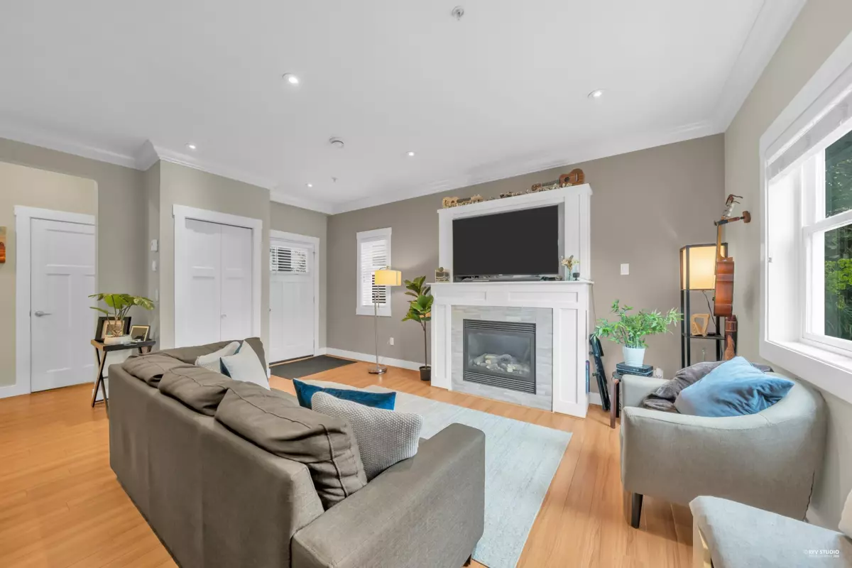 Living Room Photo of 723 E 12th Avenue, Vancouver, BC