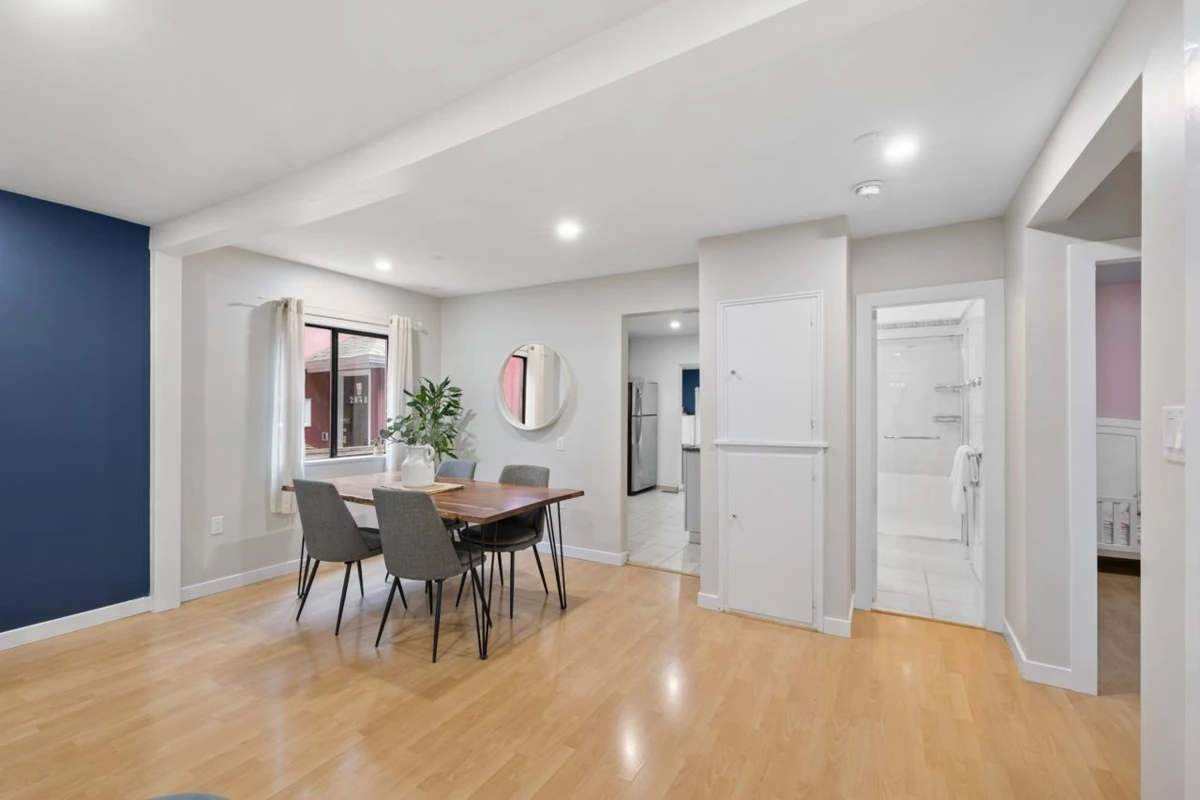 Dining Area Photo of 2036 E Broadway, Vancouver, BC