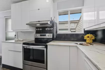Kitchen Island Photo of 4 3384 Coast Meridian Road, Port Coquitlam, BC