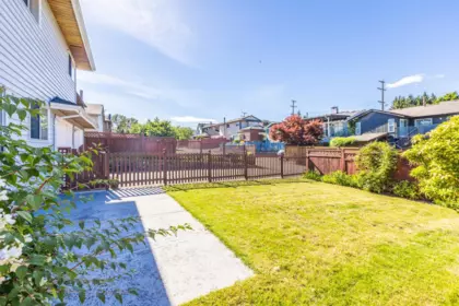 Garden / Landscaping Photo of 431 Glenbrook Drive, New Westminster, BC