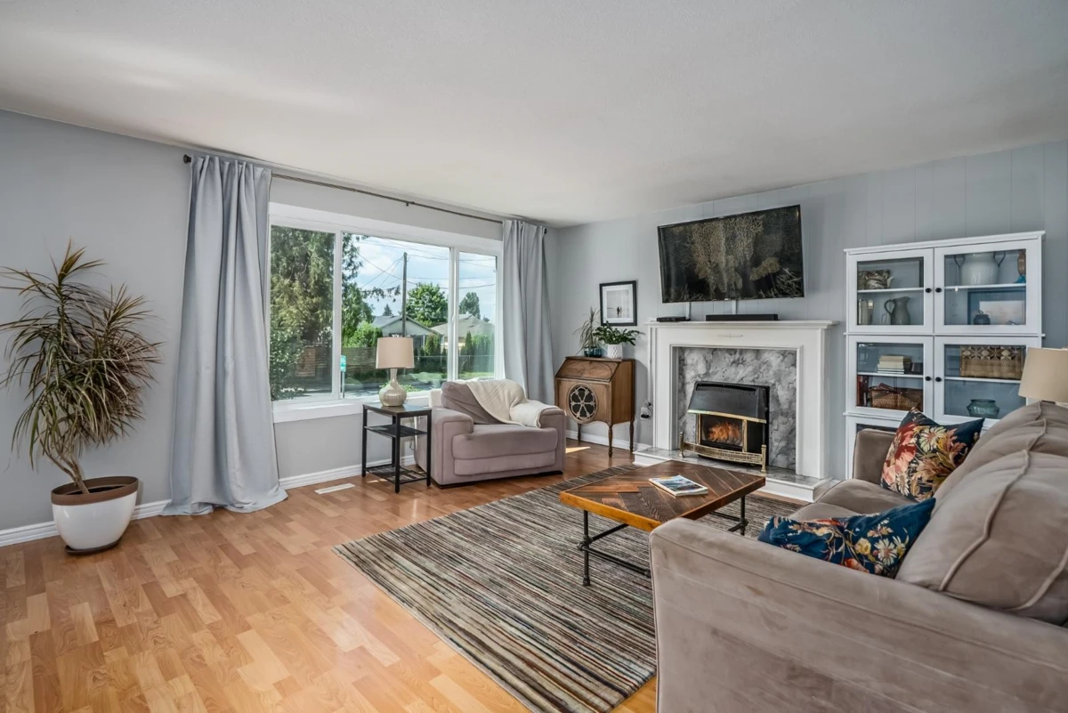 Living Room Photo of 33561 7 Avenue, Mission, BC
