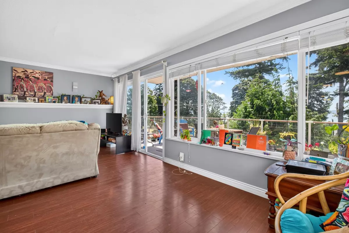 Dining Area Photo of 15667 Marine Drive, White Rock, BC