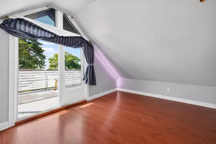Guest Bathroom Photo of 15667 Marine Drive, White Rock, BC