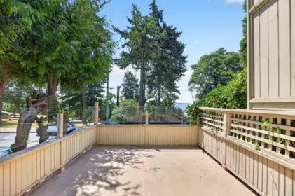 Mudroom Photo of 15667 Marine Drive, White Rock, BC