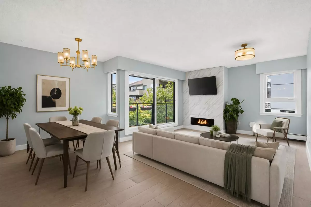 Living Room Photo of 206 1340 Duchess Avenue, West Vancouver, BC