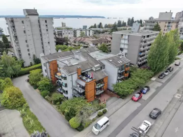 Hot Tub / Spa Photo of 206 1340 Duchess Avenue, West Vancouver, BC