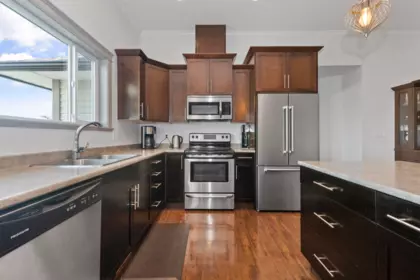 Kitchen Island Photo of 47278 Skyline Drive, Chilliwack, BC
