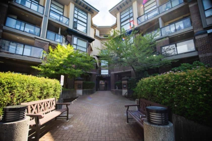 124 10838 City Parkway, Surrey, BC, Surrey — Apartment/Condo for sale