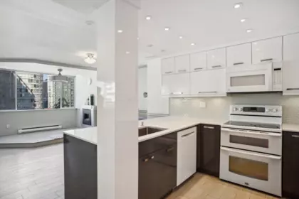 Entry Foyer Photo of 702 1270 Robson Street, Vancouver, BC