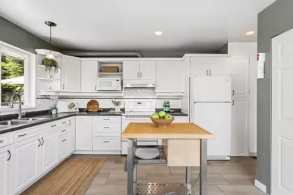 Kitchen Island Photo of 1390 Eagle Cliff Road, Bowen Island, BC