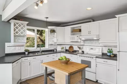 Kitchen Photo of 1390 Eagle Cliff Road, Bowen Island, BC