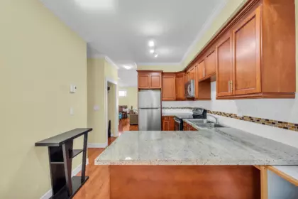 Kitchen Island Photo of 5 9405 121 Street, Surrey, BC