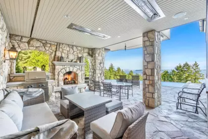 Kitchen Photo of 4672 Clovelly Walk, West Vancouver, BC