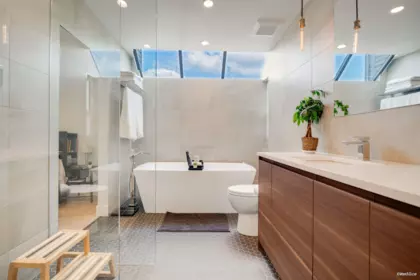 Entry Foyer Photo of 2022 Chesterfield Avenue, North Vancouver, BC