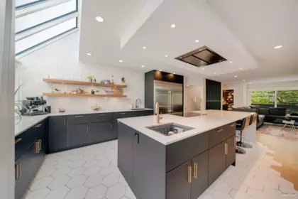 Kitchen Island Photo of 2022 Chesterfield Avenue, North Vancouver, BC