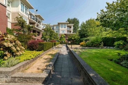 Swimming Pool Photo of 207 2950 King George Boulevard, Surrey, BC